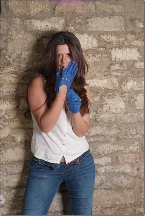Brunette in High Heels and Leather Gloves Unbuttons Her Denim – photo 8 of 15