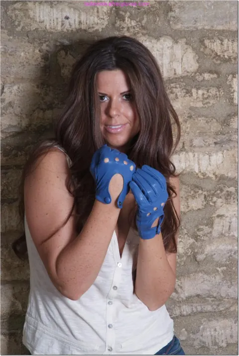 Brunette in High Heels and Leather Gloves Unbuttons Her Denim – photo 9 of 15