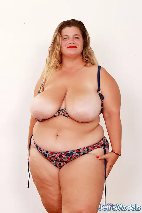 Haley Jane: Mature Blonde BBW Oils Her Huge Tits and Masturbates in a Bikini – photo 3 of 16