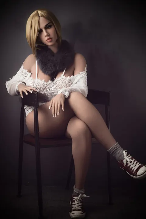 Woman Peels Off Her Lingerie and Poses Nude Front and Back – photo 3 of 21