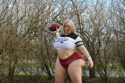 Natasha Crown: Curvy MILF Shows Off Her Big Ass Outdoors – photo 13 of 15