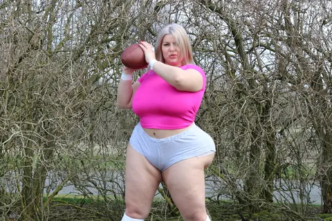 Natasha Crown: Curvy MILF Shows Off Her Big Ass Outdoors – photo 2 of 15