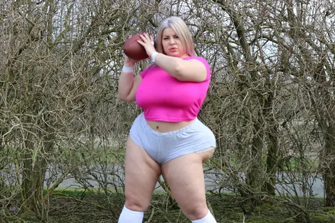 Natasha Crown: Curvy MILF Shows Off Her Big Ass Outdoors – photo 3 of 15