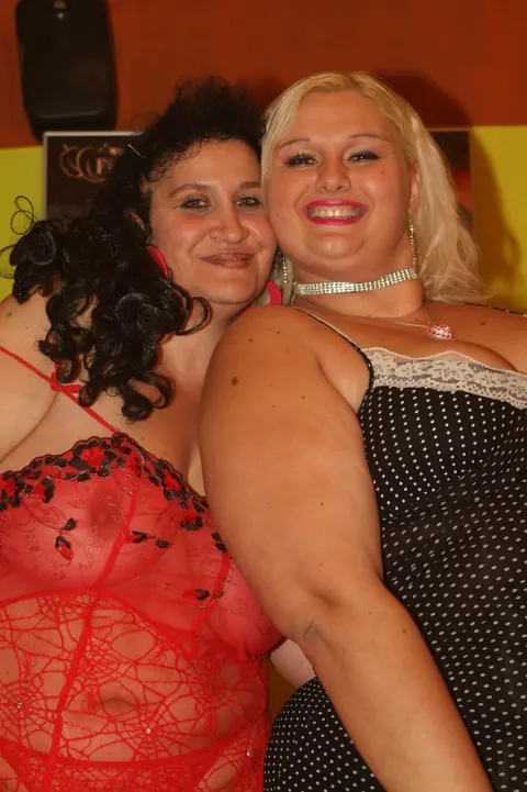 Curvy MILFs Lick and Finger Hairy Pussies on the Sofa – photo 3 of 18