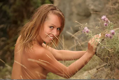 PAWG Undresses and Spreads Outdoors – photo 4 of 21