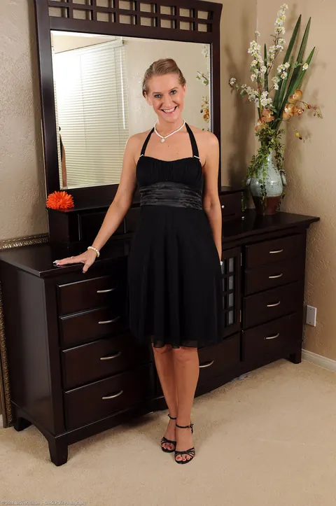 Sara James: Thick Blonde MILF Lifts Her Dress, Pulls Panties Aside and Spreads – photo 1 of 20