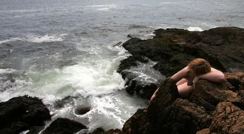 Woman Poses Nude on the Beach and in the Forest – photo 16 of 21