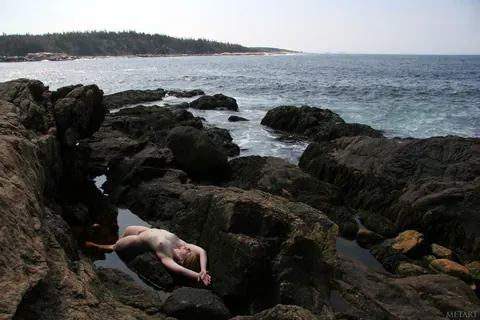 Woman Poses Nude on the Beach and in the Forest – photo 18 of 21