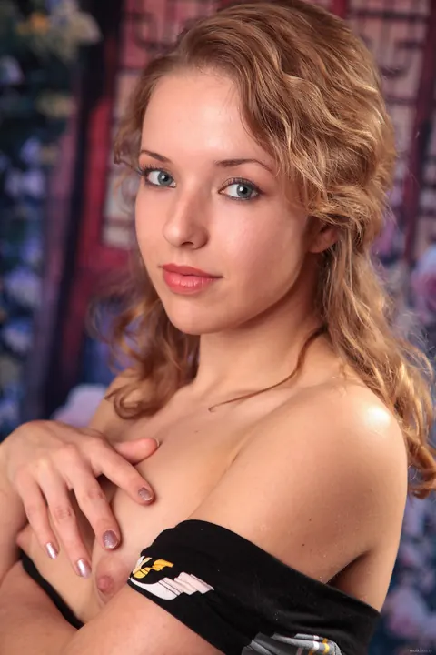Brunette in High Heels Strips Naked and Poses for the Camera – photo 3 of 21