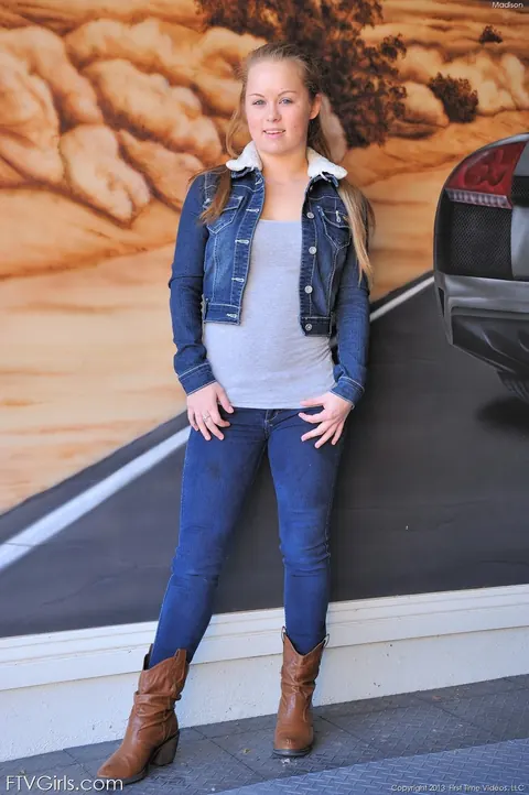 Madison Chandler: Blonde with Short Hair Pulls Down Her Jeans and Toys Her Shaved Pussy – photo 2 of 20