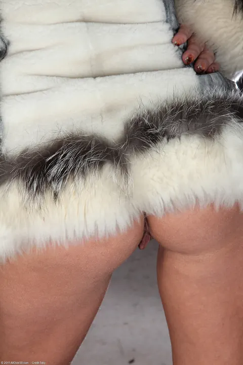 Mature Blonde PAWG Spreads Her Hairy Pussy – photo 4 of 21