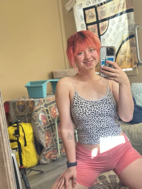 Redhead PAWG Poses in Shorts for Mirror Selfies – photo 3 of 12