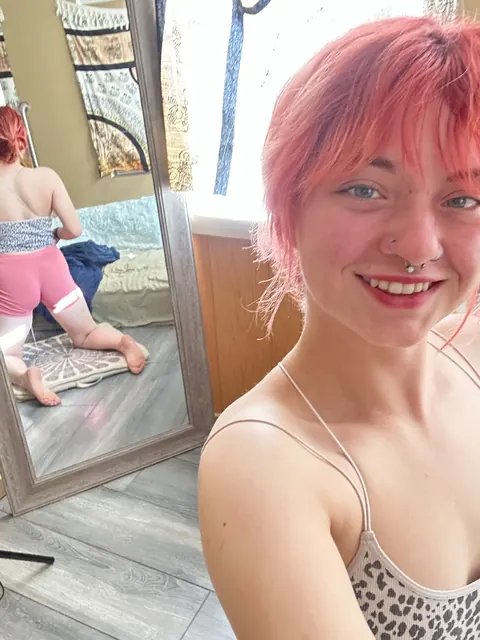 Redhead PAWG Poses in Shorts for Mirror Selfies – photo 9 of 12