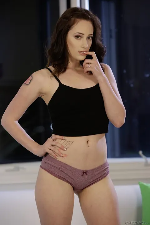Riylee Renee: Brunette Strips Nude and Spreads Her Pussy to Show Her Tattoos – photo 8 of 18