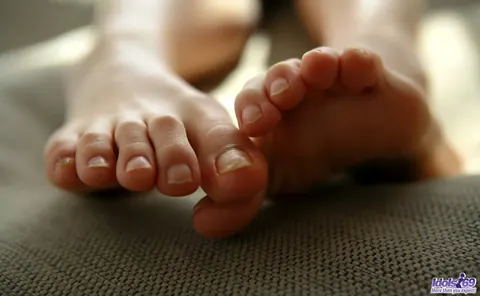 Momo Yoshizawa: Japanese Redhead Wiggles Her Toes Before Stripping Naked – photo 4 of 16