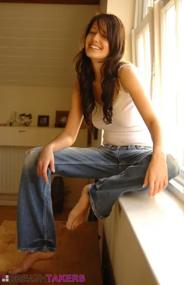 Helen Louise – Tall British PAWG Strips Out of Her Jeans