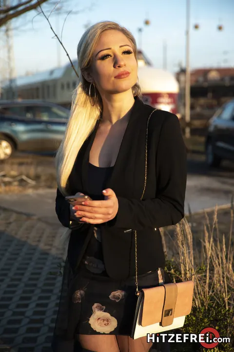 Gabi Gold: Busty Blonde Masturbates and Spreads in an Automobile – photo 7 of 20
