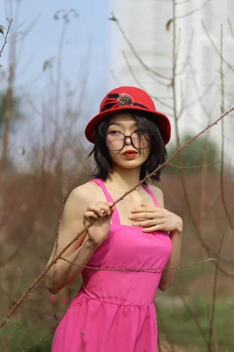 Skinny Woman in Glasses Poses Nude Outdoors – photo 11 of 21