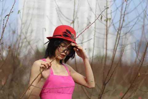Skinny Woman in Glasses Poses Nude Outdoors – photo 16 of 21