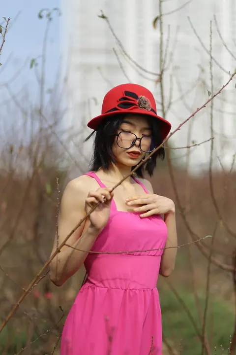 Skinny Woman in Glasses Poses Nude Outdoors – photo 13 of 21