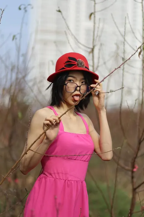 Skinny Woman in Glasses Poses Nude Outdoors – photo 15 of 21