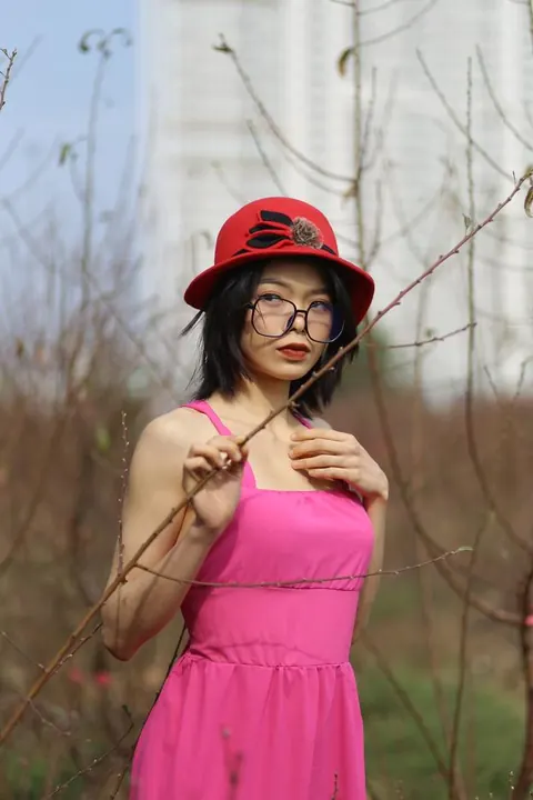 Skinny Woman in Glasses Poses Nude Outdoors – photo 17 of 21