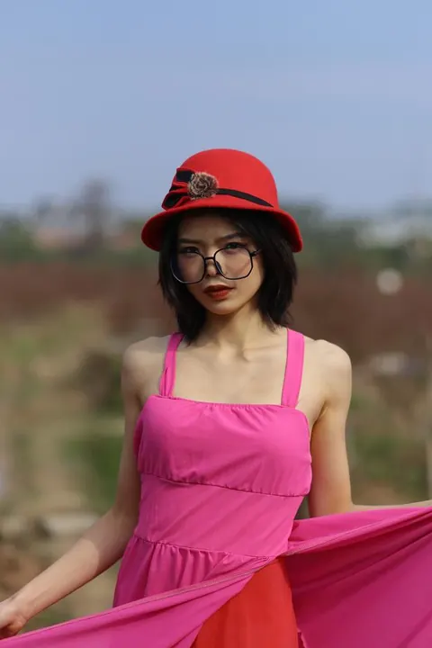 Skinny Woman in Glasses Poses Nude Outdoors – photo 9 of 21