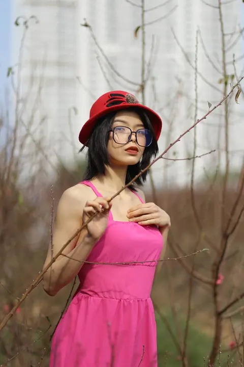 Skinny Woman in Glasses Poses Nude Outdoors – photo 18 of 21