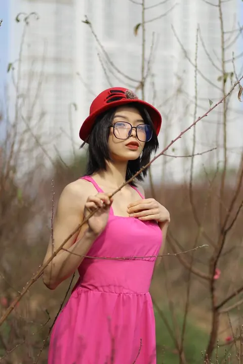 Skinny Woman in Glasses Poses Nude Outdoors – photo 19 of 21
