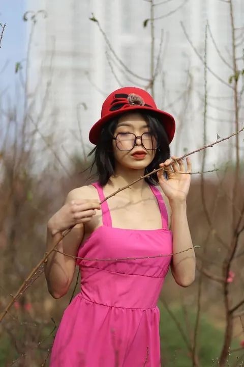 Skinny Woman in Glasses Poses Nude Outdoors – photo 10 of 21