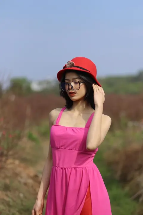 Skinny Woman in Glasses Poses Nude Outdoors – photo 21 of 21