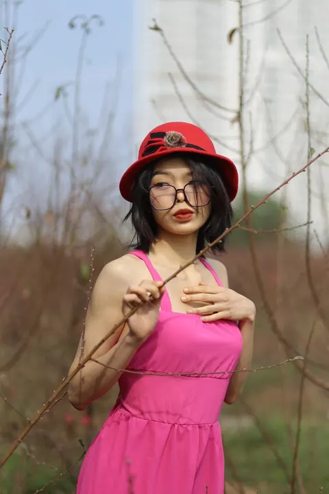 Skinny Woman in Glasses Poses Nude Outdoors – photo 12 of 21
