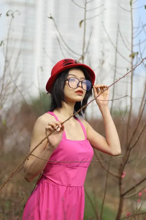Skinny Woman in Glasses Poses Nude Outdoors – photo 20 of 21