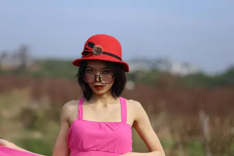 Skinny Woman in Glasses Poses Nude Outdoors – photo 7 of 21