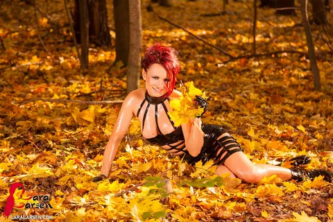 Lara Larsen: Redhead PAWG Poses in Latex Among Fallen Leaves – photo 8 of 12