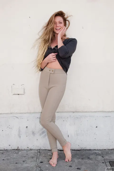 Jessie Andrews: Blonde PAWG Flashes Her Ass in a Skirt Outdoors – photo 4 of 11