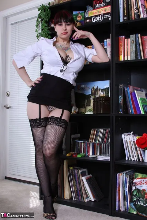 Susy Rocks: Tall Busty Brunette Shows Her Ass in a Miniskirt at the Office – photo 14 of 20