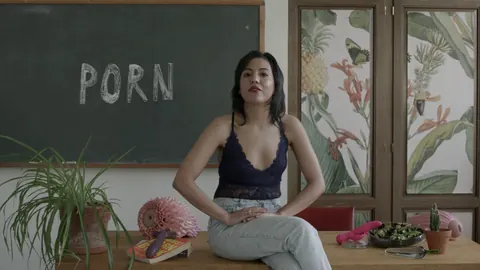 Lina Bembe: Latina MILF Poses in Jeans and Shows Her Curves – photo 5 of 15
