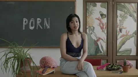 Lina Bembe: Latina MILF Poses in Jeans and Shows Her Curves – photo 1 of 15
