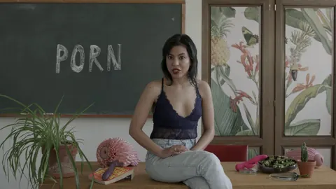 Lina Bembe: Latina MILF Poses in Jeans and Shows Her Curves – photo 3 of 15