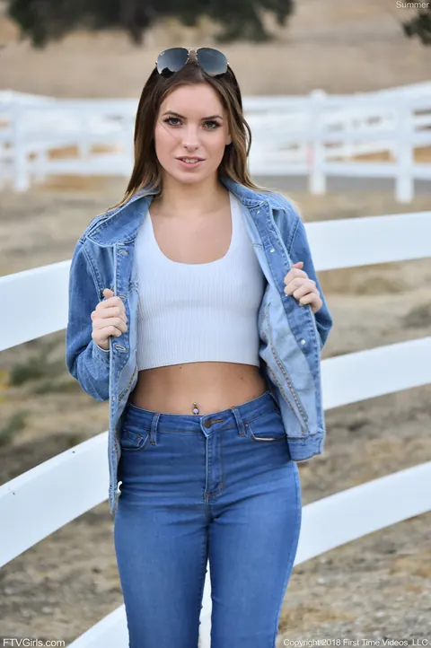 Summer Brooks: Amateur Blonde in Jeans and High Heels Flashes Outdoors – photo 12 of 15