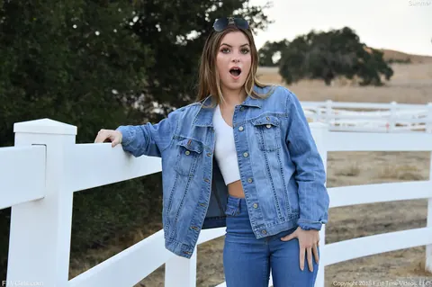 Summer Brooks: Amateur Blonde in Jeans and High Heels Flashes Outdoors – photo 11 of 15