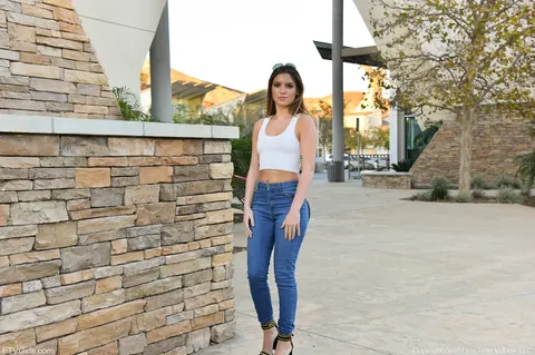 Summer Brooks: Amateur Blonde in Jeans and High Heels Flashes Outdoors – photo 4 of 15