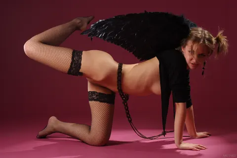 Woman Shows Her Trimmed Pussy in Glamour Set – photo 13 of 21