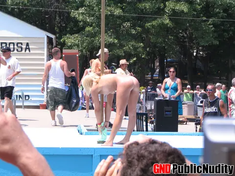 Bree Olson: Skinny Blonde with Big Natural Tits Oils Up and Spreads Outdoors – photo 4 of 12