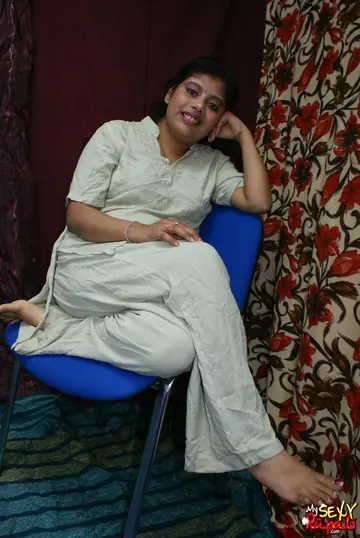 Indian BBW Spreads Her Shaved Pussy Wide