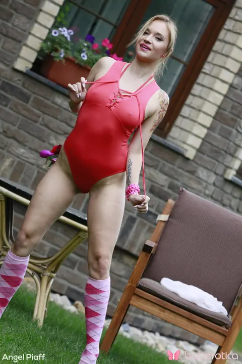 Chaynee: Thick Blonde Ballerina Masturbates and Spreads Outdoors – photo 13 of 21