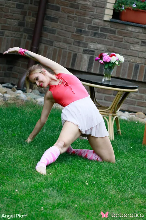 Chaynee: Thick Blonde Ballerina Masturbates and Spreads Outdoors – photo 11 of 21