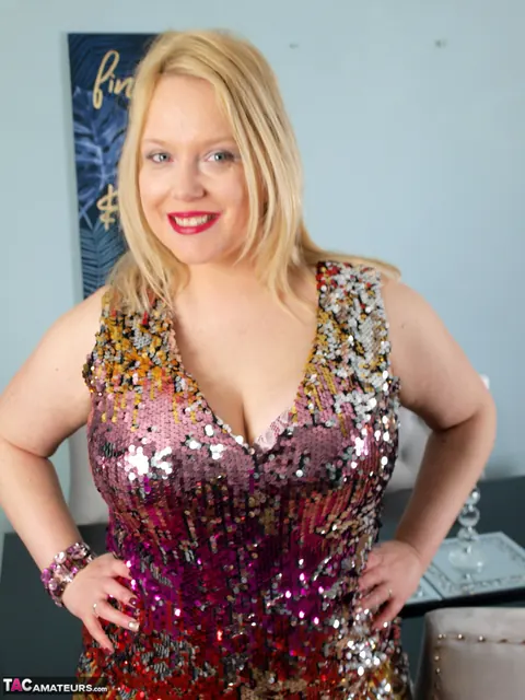 Sindy Bust: Blonde British MILF in Heels Undresses and Spreads Her Big Ass – photo 2 of 16