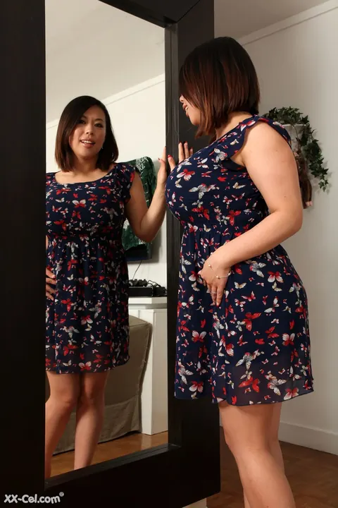 Tigerr Benson: British MILF with Big Enhanced Tits Shows Her Pierced Pussy in the Mirror – photo 2 of 20